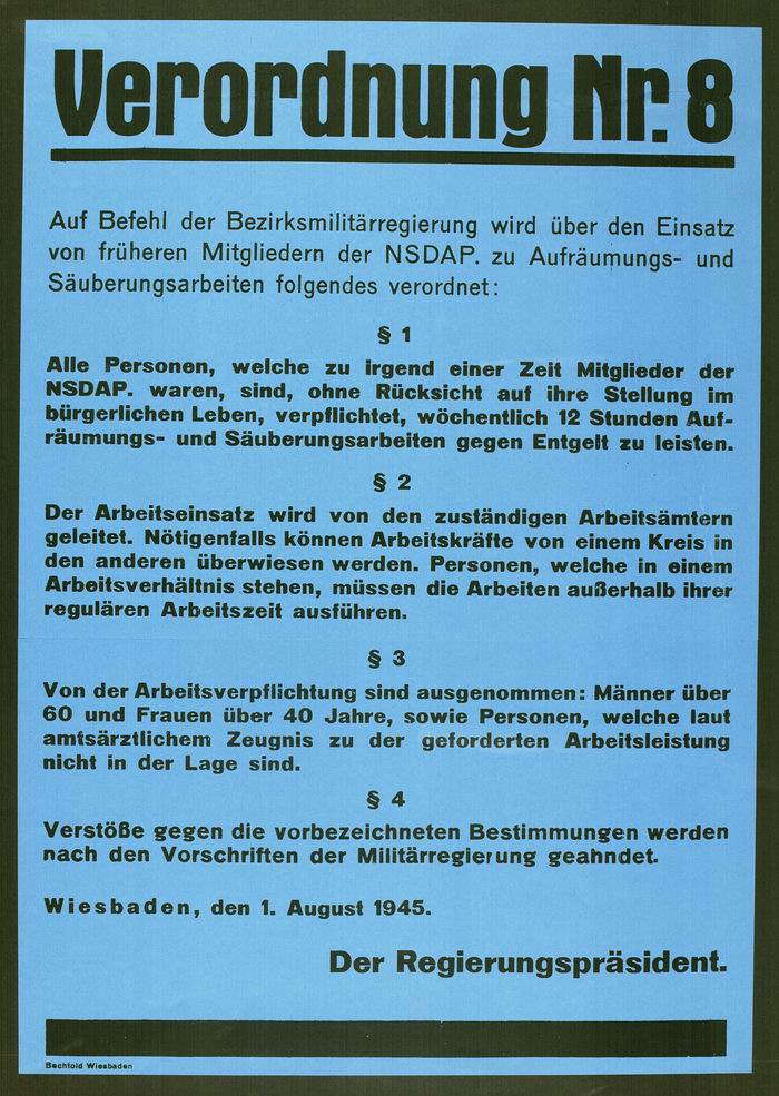 Anschlag: "Verordnung Nr. 8. Auf Befehl der Bezirksmilitärregierung wird über den Einsatz von früheren Mitgliedern der NSDAP zu Aufräumungs- und Säuberungsarbeiten folgendes verordnet..." Wiesbaden, 1. 8. 1945