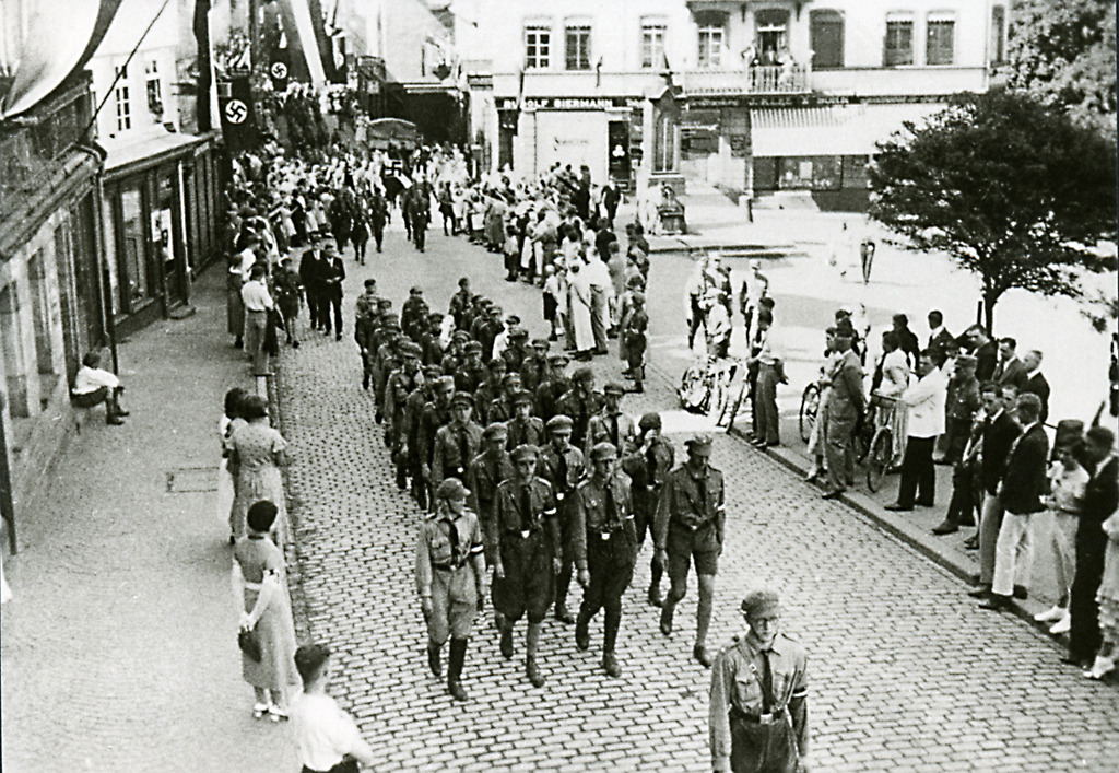 Hitlerjungen beim SA-Aufmarsch in Marburg am 4.-5. Juni 1933